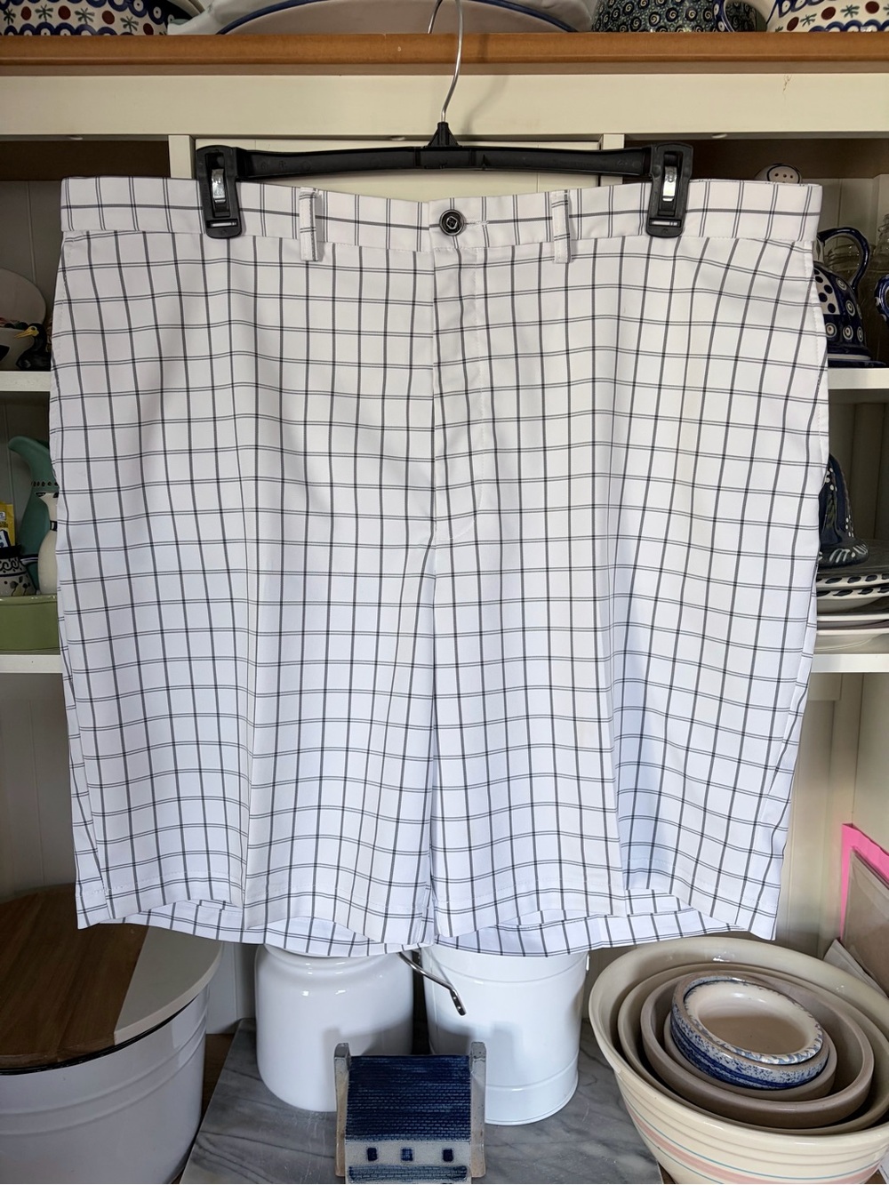 Haggar Men’s White Golf Shorts with Black Grid-Check pattern Sz 44